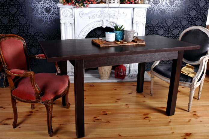 Table en bois de wengé à l'intérieur