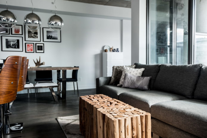 Table en bois dans le salon