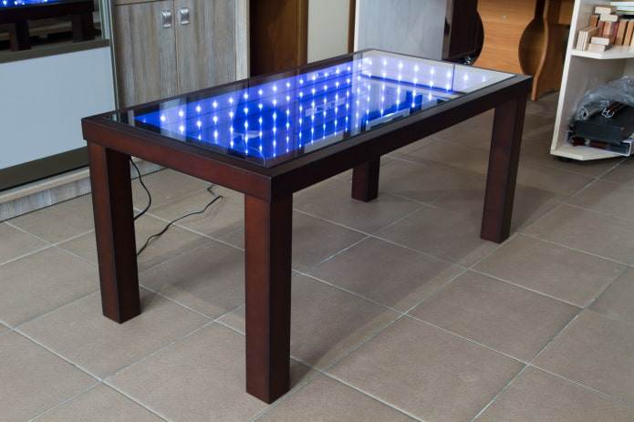 Table en bois rétroéclairée à l'intérieur