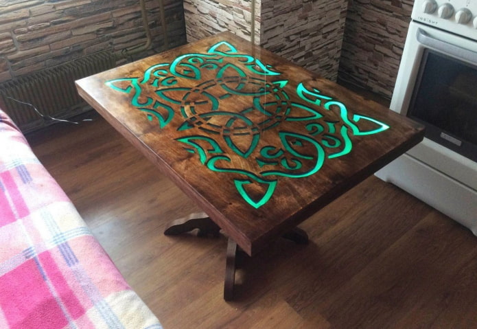 Table en bois rétroéclairée à l'intérieur