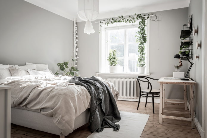 table en bois dans la chambre