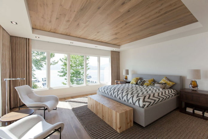 Parquet au plafond dans la chambre