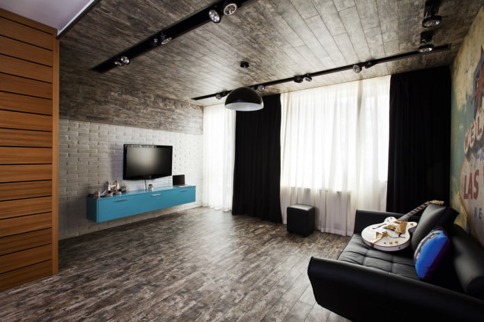 Plafond en bois dans le salon