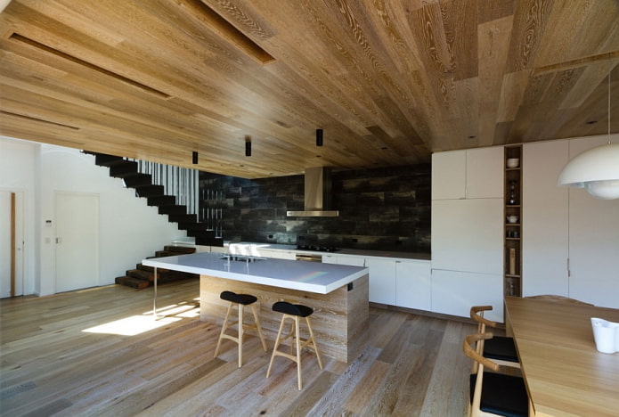 Parquet au plafond dans la cuisine
