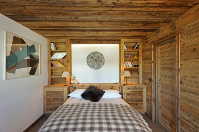 plafond en bois se fondant dans le mur