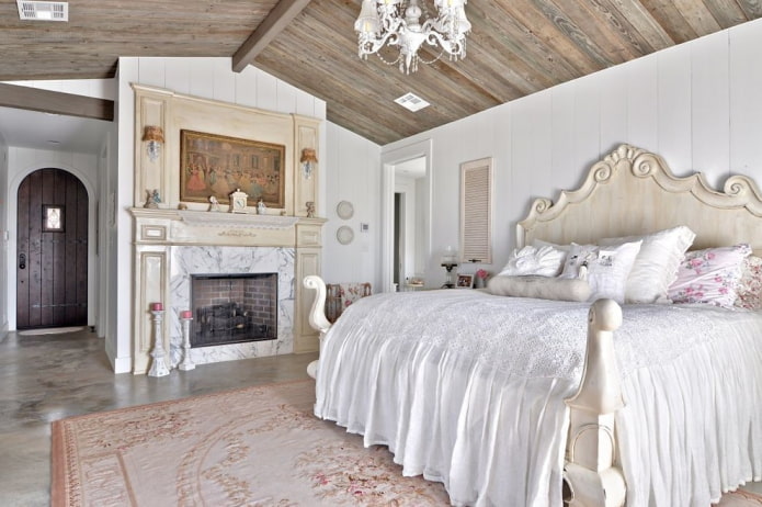 Plafond en bois dans la chambre