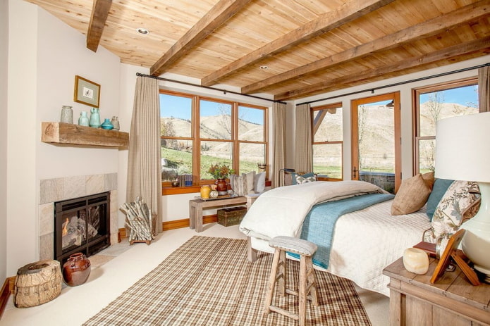 Plafond en bois avec poutres dans la chambre
