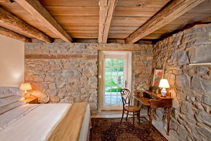 Plafond en bois avec poutres dans la chambre