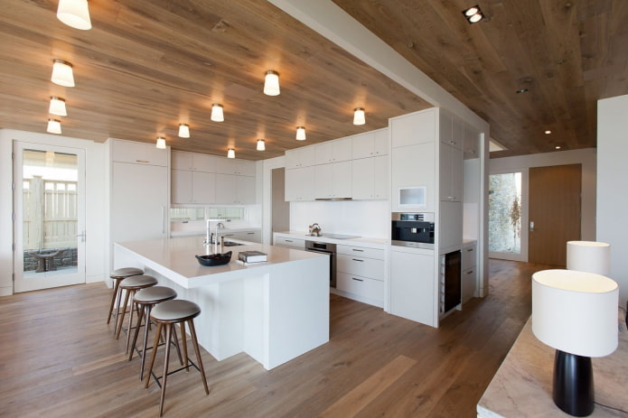 Plafond en bois avec ampoules décoratives