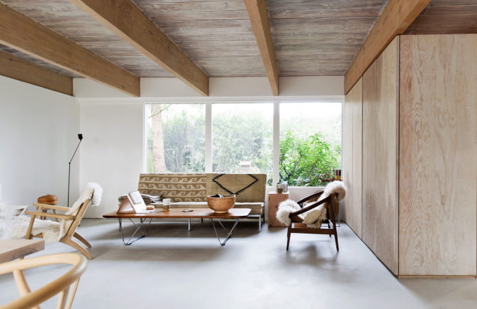 Plafond en bois avec poutres dans le salon