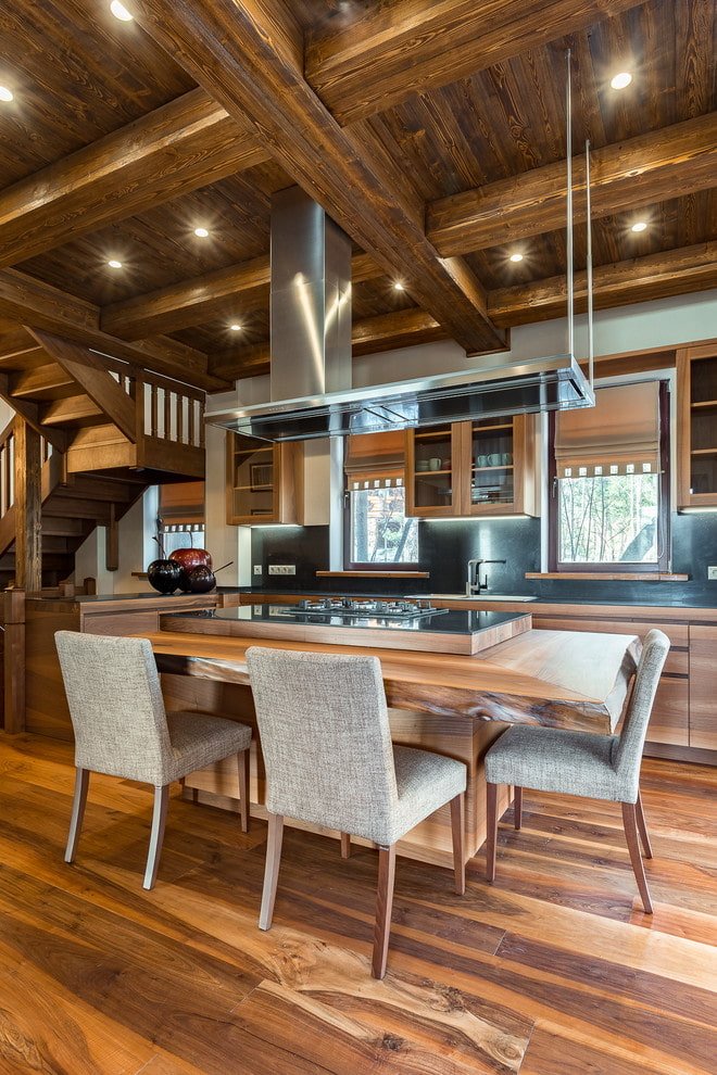 Plafond en bois à l'intérieur de la cuisine