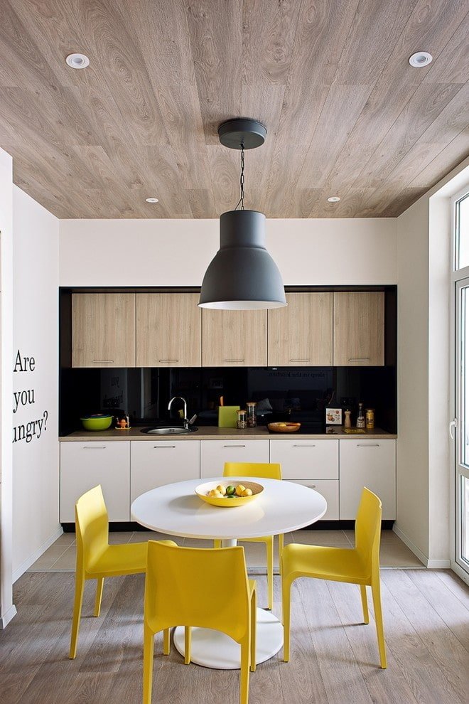 Plafond en bois à l'intérieur de la cuisine