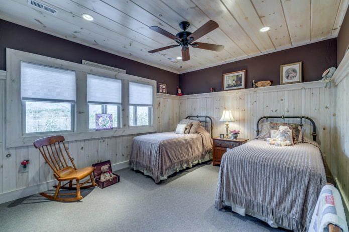 plafond en bois à l'intérieur de la chambre des enfants