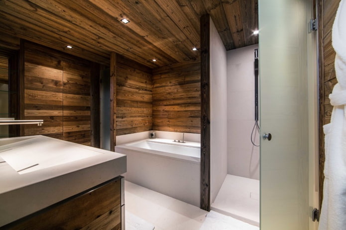 Plafond en bois dans la salle de bain