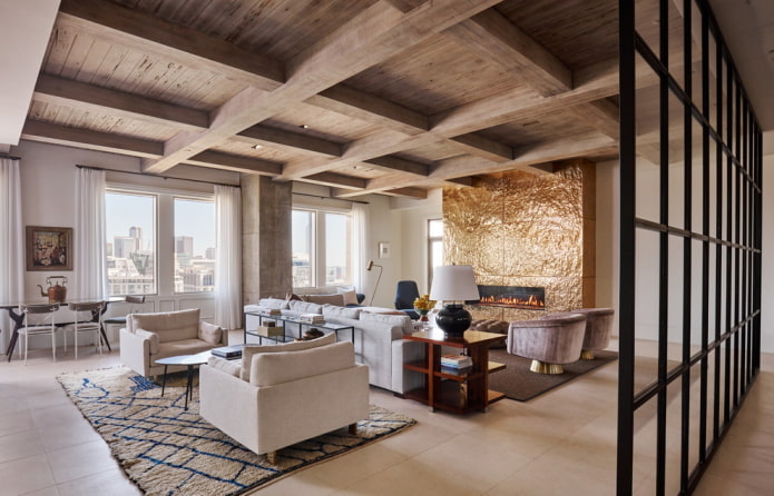 Plafond en bois dans le salon