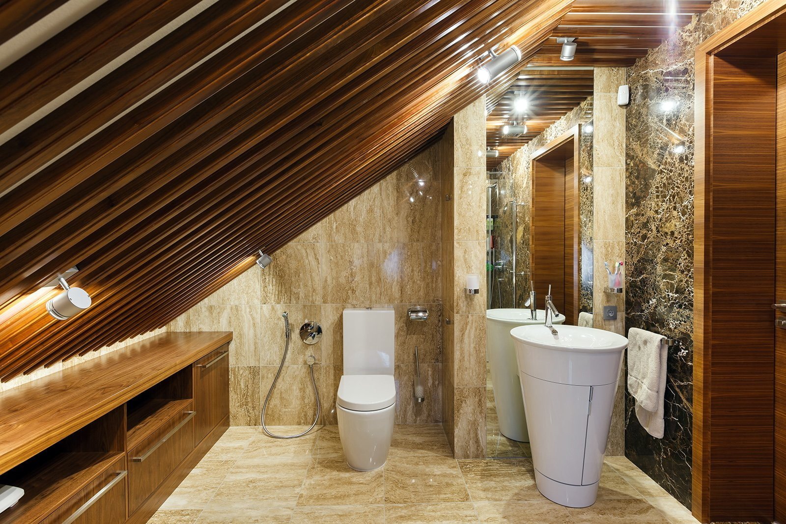 Plafond dans la salle de bain mansardée