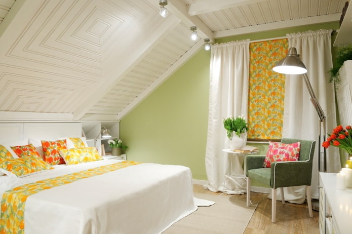 Plafond en bois blanc dans la chambre