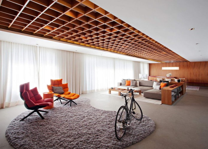 plafond en treillis de bois dans le salon