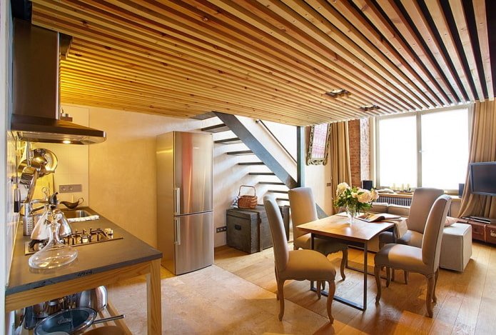 Plafond en lattes de bois dans la cuisine