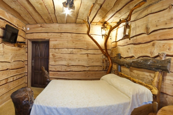 plafond en coupes de bois dans la chambre