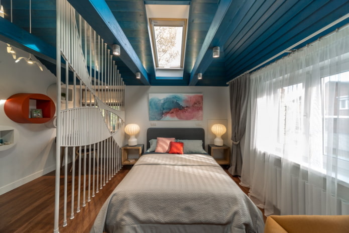Plafond en bois dans la chambre