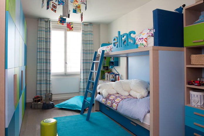 Chambre avec un lit superposé