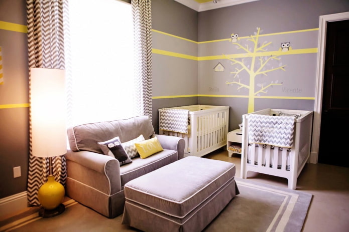 Chambre de bébé grise et jaune pour jumeaux