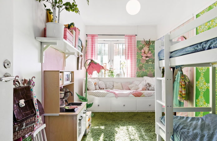 Espace de jeux dans la chambre pour enfants de différents sexes