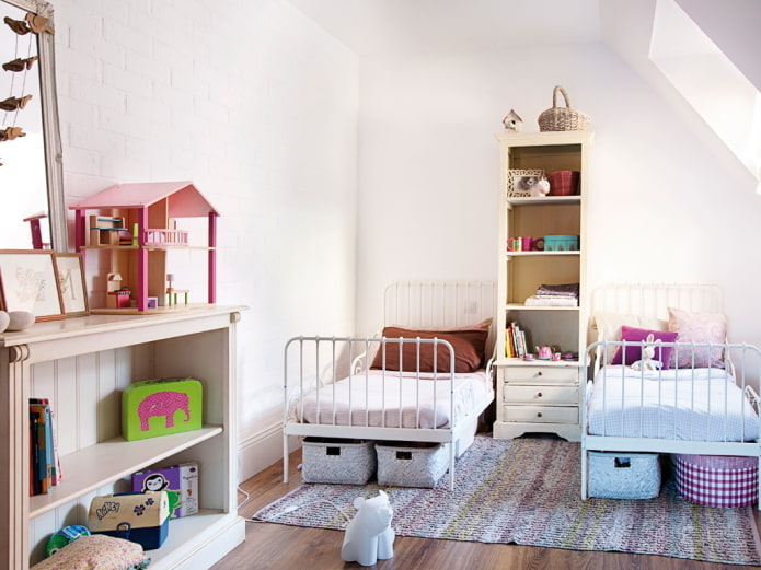 Rangement d'objets à l'intérieur d'une chambre pour enfants de sexes différents