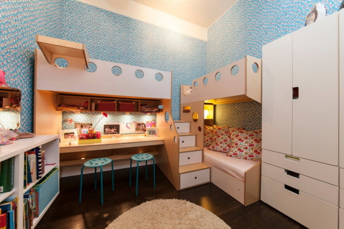 Rangement d'objets à l'intérieur d'une chambre pour enfants de sexes différents