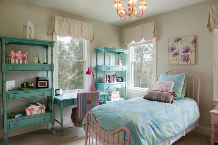 Couleur Tiffany à l'intérieur de la chambre d'enfant