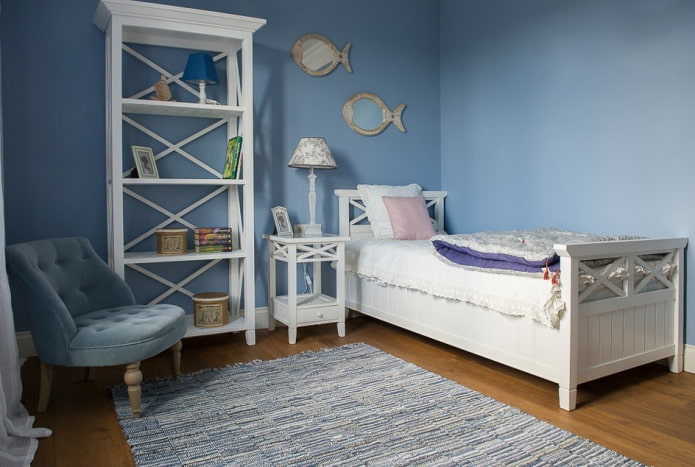 Intérieur d'une chambre de fille de style marin