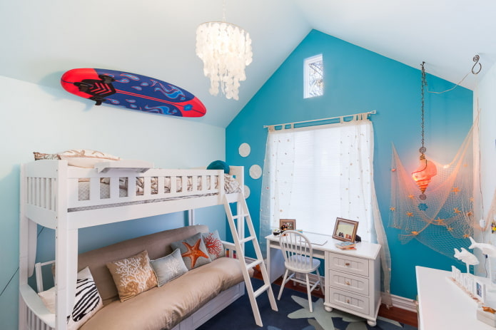Décoration et textiles dans une chambre d'enfant de style marin