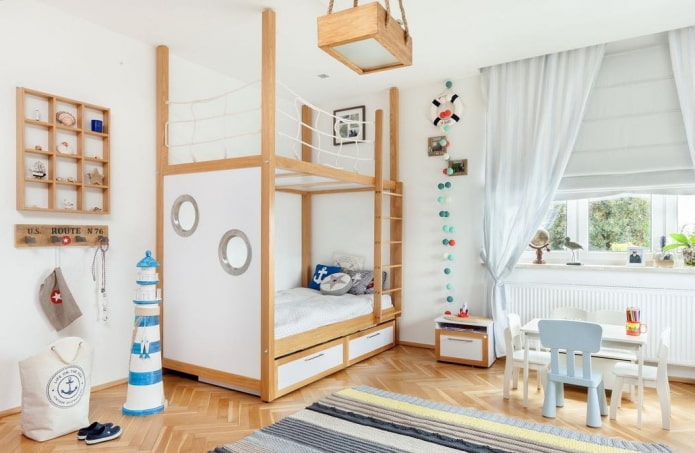 Décoration et textiles dans l'intérieur d'une chambre d'enfant de style marin