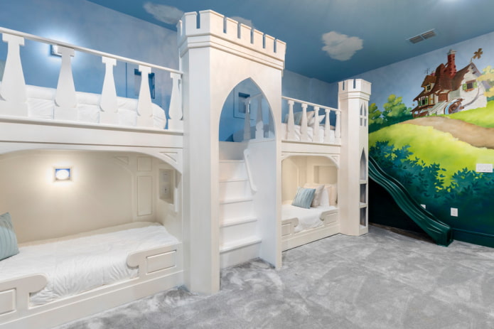 Lit superposé-château dans la chambre d'enfant