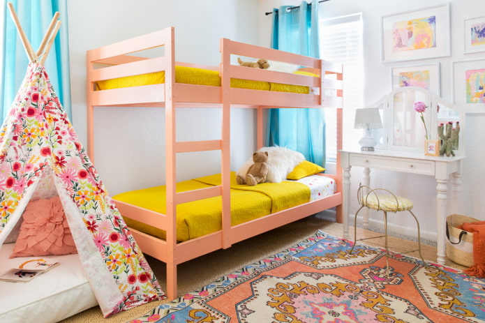 Lit superposé rose dans une chambre d'enfant