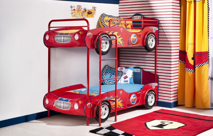 Lit superposé-voiture dans la chambre d'enfant