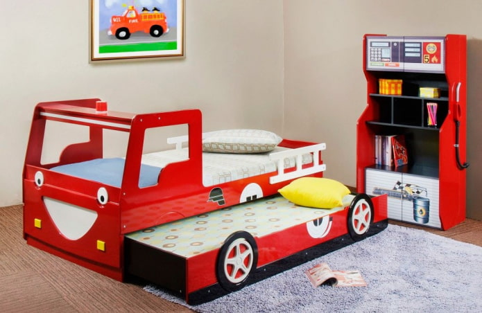 Lit superposé-voiture dans la chambre d'enfant