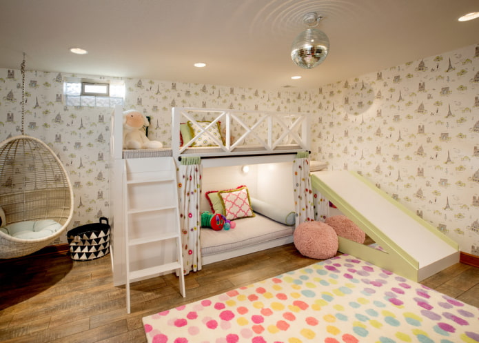 Modèle à deux niveaux avec toboggan dans la chambre d'enfant
