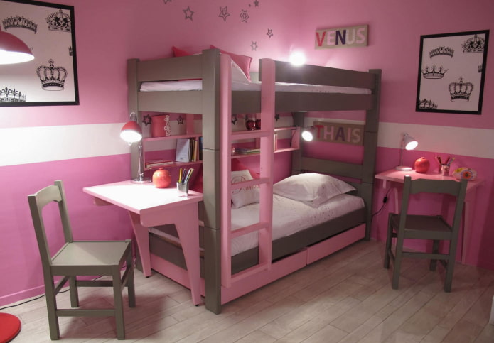Modèle à deux niveaux avec table dans la chambre d'enfant
