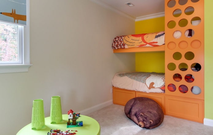 lit superposé orange dans la chambre d'enfant