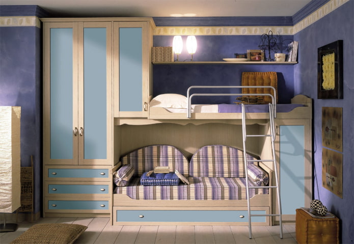 Lit superposé avec canapé dans la chambre d'enfant