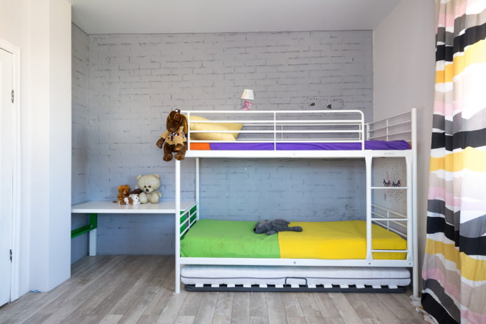 Lit superposé en métal dans la chambre d'enfant