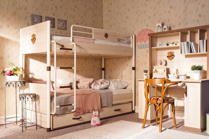 un lit superposé dans une chambre d'enfant de style provençal