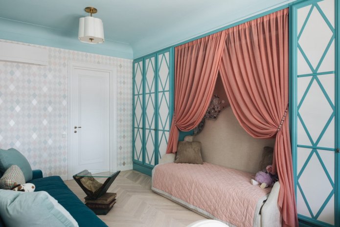 Intérieur bleu et rose d'une chambre d'enfant