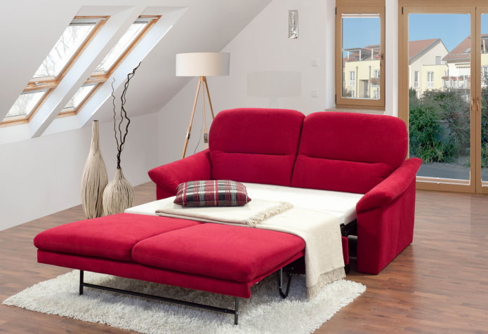 canapé-lit rouge à l'intérieur