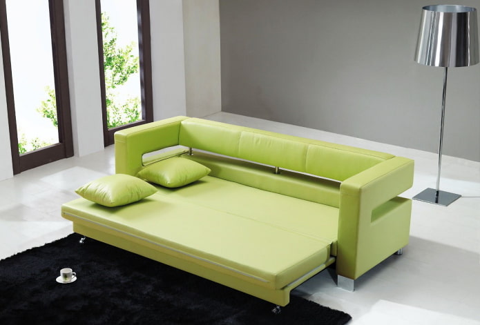 canapé-lit vert à l'intérieur
