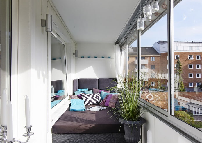 canapé pliant dans l'intérieur du balcon
