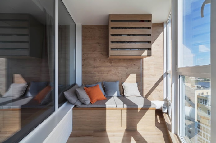 Canapé intégré à l'intérieur de la loggia