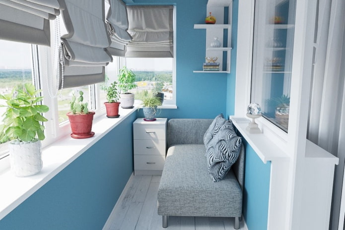 canapé sur une loggia fermée